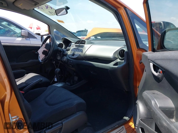 2009 Honda Fit Sport z VIN JHMGE88459S053122, wystawiony jako IAAI lot #42195267 z przebiegiem 47 349 mil mil oraz . Historia ofert i sprzedaży dostępna na DreamBid. Obrazek 5.