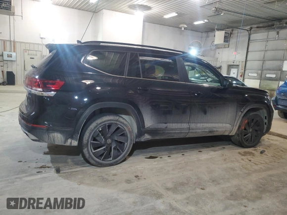 2024 Volkswagen Atlas SE with VIN 1V2HR2CA0RC598335, listed as a Copart auction lot 44820295 with 4,621 mi miles and Salvage title. Bid and sale history available at DreamBid. Image 3.