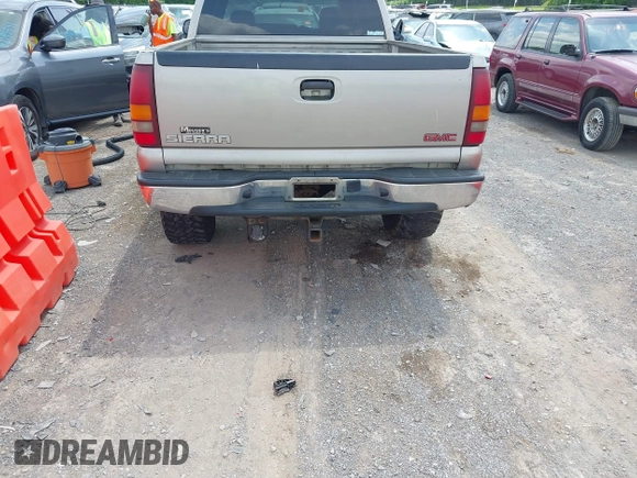 2003 GMC Sierra 1500HD SLT z VIN 1GTGK13U93F108499, wystawiony jako IAAI lot #42149012 z przebiegiem 296 775 mil mil oraz . Historia ofert i sprzedaży dostępna na DreamBid. Obrazek 16.