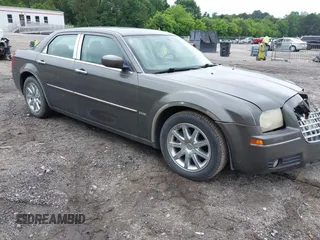 2008 Chrysler 300 Touring z VIN 2C3LA53G08H165266, wystawiony jako IAAI lot #42219596 z przebiegiem 119 141 mil mil oraz . Historia ofert i sprzedaży dostępna na DreamBid. Obrazek 1.