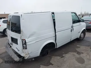 1998 Chevrolet Astro Cargo Van with VIN 1GCDM19WXWB155185, listed as a IAAI auction lot 41670032 with 127,514 mi miles. Bid and sale history available at carsss.com. Image 4.