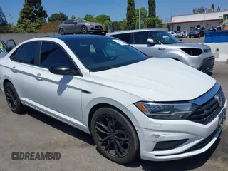 2020 Volkswagen Jetta S z VIN 3VWC57BU5LM080448, wystawiony jako IAAI lot #42267311 z przebiegiem 64 301 mil mil oraz . Historia ofert i sprzedaży dostępna na DreamBid. Obrazek 1.