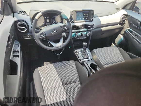 2021 Hyundai Kona SE z VIN KM8K12AA7MU726084, wystawiony jako Copart lot #58722035 z przebiegiem 71 427 mil mil oraz Szkoda całkowita • Salvage title. Historia ofert i sprzedaży dostępna na DreamBid. Obrazek 8.