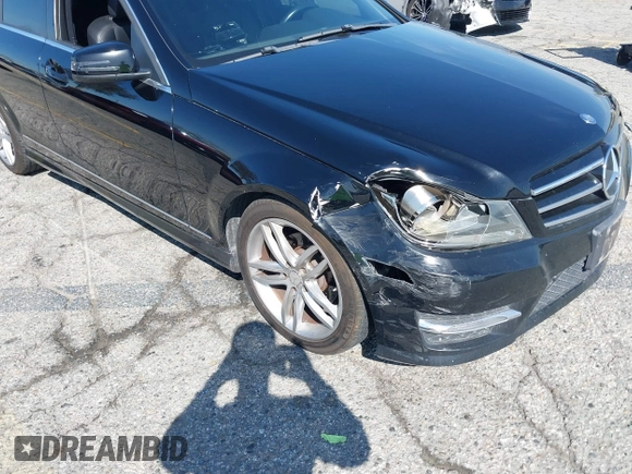 2014 Mercedes-Benz C 250 Sport z VIN WDDGF4HB5EG219437, wystawiony jako IAAI lot #41847571 z przebiegiem 104 981 mil mil oraz . Historia ofert i sprzedaży dostępna na DreamBid. Obrazek 6.