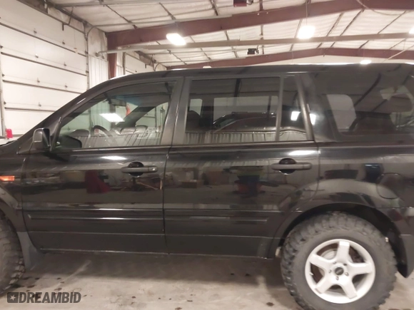 2007 Honda Pilot LX with VIN 5FNYF18117B009290, listed as a IAAI auction lot 41205310 with 150,081 mi miles. Bid and sale history available at carsss.com. Image 15.