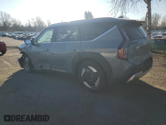 2024 Kia EV9 Wind z VIN KNDAFFS53R6044485, wystawiony jako Copart lot #42955125 z przebiegiem 8 884 mil mil oraz Szkoda całkowita • Salvage title. Historia ofert i sprzedaży dostępna na DreamBid. Obrazek 2.