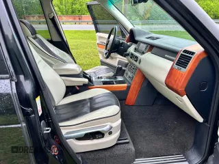 2007 Land Rover Range Rover SC z VIN SALMF13407A253823, wystawiony jako Copart lot #57240195 z przebiegiem 235 385 mil mil oraz Czysty tytuł • Clean title. Historia ofert i sprzedaży dostępna na DreamBid. Obrazek 5.