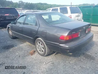 2000 Toyota Camry CE z VIN JT2BG28K3Y0513835, wystawiony jako IAAI lot #42309937 z przebiegiem 132 572 mil mil oraz . Historia ofert i sprzedaży dostępna na DreamBid. Obrazek 3.