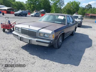 1990 Mercury Grand Marquis z VIN 2MECM74F9LX614526, wystawiony jako IAAI lot #42068697 z przebiegiem 4875 mil mil oraz . Historia ofert i sprzedaży dostępna na DreamBid. Obrazek 2.