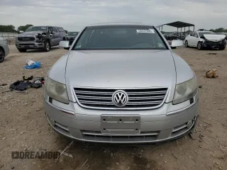 2004 Volkswagen Phaeton V8 z VIN WVWAF63D848008231, wystawiony jako Copart lot #58247645 z przebiegiem 130 457 mil mil oraz Czysty tytuł • Clean title. Historia ofert i sprzedaży dostępna na DreamBid. Obrazek 5.