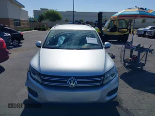 2015 Volkswagen Tiguan S z VIN WVGAV7AX8FW543639, wystawiony jako IAAI lot #42328348 z przebiegiem 76 311 mil mil oraz . Historia ofert i sprzedaży dostępna na DreamBid. Obrazek 12.