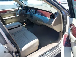 2004 Lincoln Town Car Signature z VIN 1LNHM81W14Y625826, wystawiony jako IAAI lot #42463787 z przebiegiem 137 968 mil mil oraz . Historia ofert i sprzedaży dostępna na DreamBid. Obrazek 5.