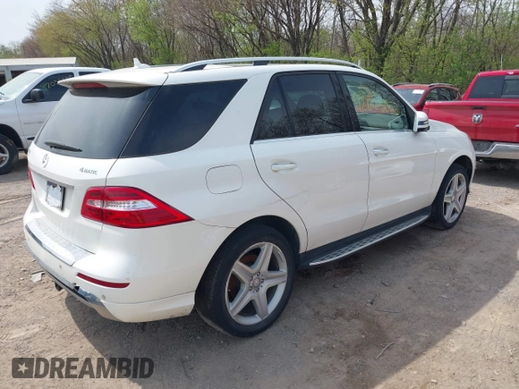 2015 Mercedes-Benz M 400 z VIN 4JGDA5GB1FA573460, wystawiony jako IAAI lot #42025873 z przebiegiem 156 008 mil mil oraz . Historia ofert i sprzedaży dostępna na DreamBid. Obrazek 4.