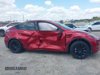 2024 Tesla Model Y с VIN 7SAYGDED7RF045410, выставлен на аукционе IAAI как лот 42000700 с пробегом 13 021 миль миль и . История ставок и продаж доступна на DreamBid. Изображение 14.