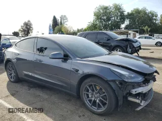 2022 Tesla Model 3 z VIN 5YJ3E1EA1NF337727, wystawiony jako Copart lot #51175655 z przebiegiem 40 551 mil mil oraz Szkoda całkowita • Salvage title. Historia ofert i sprzedaży dostępna na DreamBid. Obrazek 4.