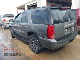 2007 GMC Yukon SLE w/3SA with VIN 1GKFC13C17R346467, listed as a IAAI auction lot 41425793 with 252,934 mi miles. Bid and sale history available at carsss.com. Image 3.