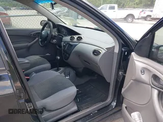 2004 Ford Focus SE z VIN 1FAFP34Z54W175689, wystawiony jako IAAI lot #42553615 z przebiegiem 188 652 mil mil oraz . Historia ofert i sprzedaży dostępna na DreamBid. Obrazek 5.