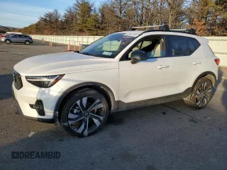 2024 Volvo XC40 Ultimate Dark Theme z VIN YV4L12UM0R2340606, wystawiony jako Copart lot #42961545 z przebiegiem 7345 mil mil oraz Szkoda całkowita • Salvage title. Historia ofert i sprzedaży dostępna na DreamBid. Obrazek 1.
