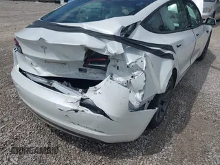 2022 Tesla Model 3 Long Range z VIN 5YJ3E1EB4NF165427, wystawiony jako IAAI lot #42290413 z przebiegiem 73 493 mil mil oraz . Historia ofert i sprzedaży dostępna na DreamBid. Obrazek 6.