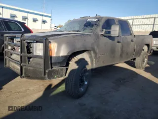 2011 GMC Sierra 3500HD DRW SLT z VIN 1GT424C8XBF158009, wystawiony jako Copart lot #43589195 z przebiegiem 192 941 mil mil oraz Szkoda całkowita • Salvage title. Historia ofert i sprzedaży dostępna na DreamBid. Obrazek 1.
