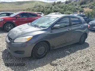 2009 Toyota Matrix S z VIN 2T1LE40E49C004413, wystawiony jako Copart lot #57530165 z przebiegiem 293 564 mil mil oraz Czysty tytuł • Clean title. Historia ofert i sprzedaży dostępna na DreamBid. Obrazek 1.