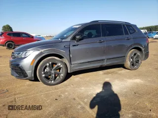 2024 Volkswagen Tiguan SE R-Line Black z VIN 3VVCB7AX2RM075323, wystawiony jako Copart lot #81290414 z przebiegiem 15 867 mil mil oraz Szkoda całkowita • Salvage title. Historia ofert i sprzedaży dostępna na DreamBid. Obrazek 1.