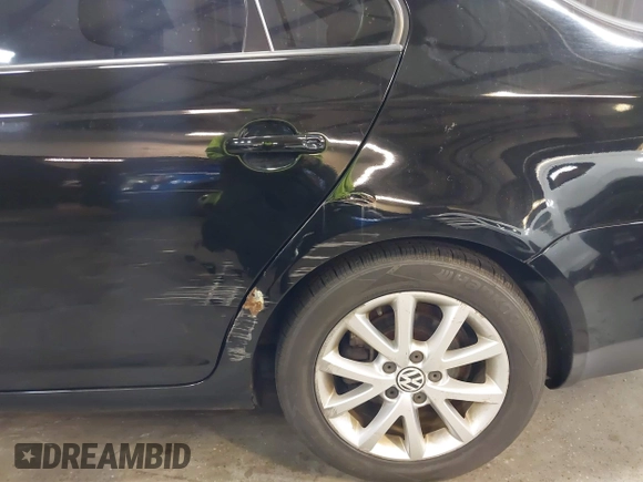2010 Volkswagen Jetta SE z VIN 3VWRZ7AJ3AM157188, wystawiony jako IAAI lot #41816829 z przebiegiem 188 180 mil mil oraz . Historia ofert i sprzedaży dostępna na DreamBid. Obrazek 18.