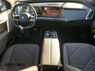 2022 BMW iX xDrive50 z VIN WB523CF09NCK46216, wystawiony jako Copart lot #46918714 z przebiegiem 26 342 mil mil oraz . Historia ofert i sprzedaży dostępna na DreamBid. Obrazek 8.