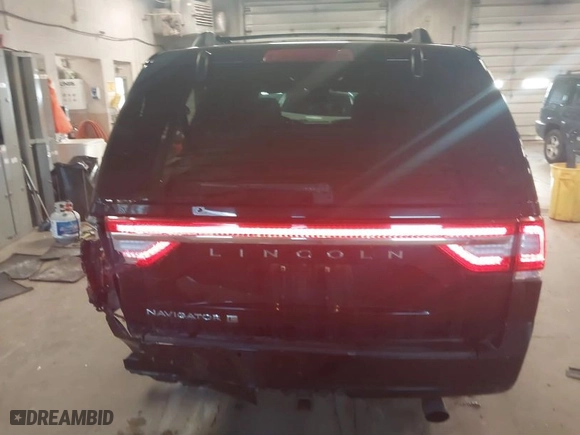 2017 Lincoln Navigator L Reserve with VIN 5LMJJ3LT3HEL13995, listed as a IAAI auction lot 41868730 with 183,656 mi miles. Bid and sale history available at carsss.com. Image 16.