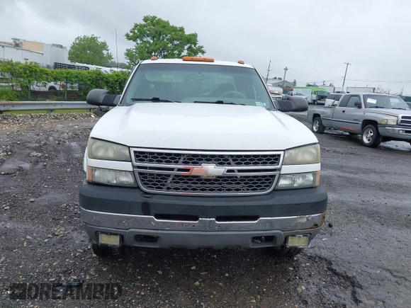 2005 Chevrolet Silverado 3500 z VIN 1GCHK39U75E196856, wystawiony jako IAAI lot #42270278 z przebiegiem Nie podano mil oraz . Historia ofert i sprzedaży dostępna na DreamBid. Obrazek 12.