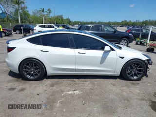 2022 Tesla Model 3 Long Range z VIN 5YJ3E1EB4NF163001, wystawiony jako IAAI lot #42211705 z przebiegiem 53 487 mil mil oraz . Historia ofert i sprzedaży dostępna na DreamBid. Obrazek 14.