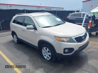 2011 Kia Sorento LX with VIN 5XYKT4A18BG076514, listed as a IAAI auction lot 41930933 with 186,783 mi miles. Bid and sale history available at carsss.com. Image 1.