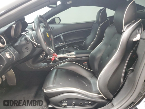 2010 Ferrari California z VIN ZFF65LJA9A0172003, wystawiony jako Copart lot #55601145 z przebiegiem 11 247 mil mil oraz Tytuł czysty. Historia ofert i sprzedaży dostępna na DreamBid. Obrazek 7.