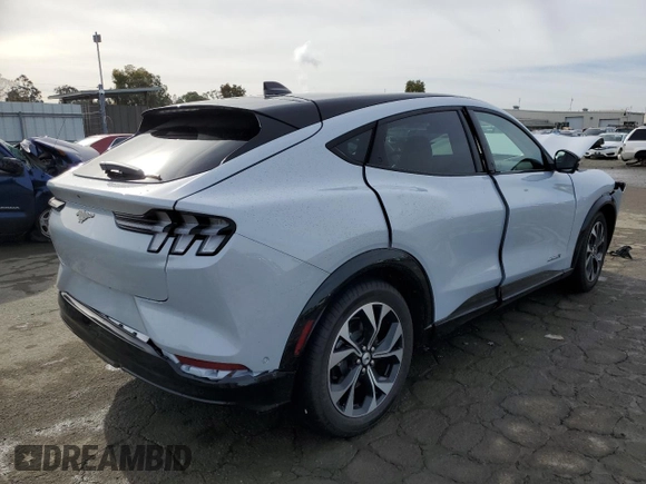 2022 Ford Mustang Mach-E Premium z VIN 3FMTK3SU7NMA49432, wystawiony jako Copart lot #36591543 z przebiegiem 993 mil mil oraz . Historia ofert i sprzedaży dostępna na DreamBid. Obrazek 3.