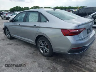 2024 Volkswagen Jetta SE z VIN 3VWEM7BU9RM057291, wystawiony jako IAAI lot #42346409 z przebiegiem 22 301 mil mil oraz . Historia ofert i sprzedaży dostępna na DreamBid. Obrazek 3.