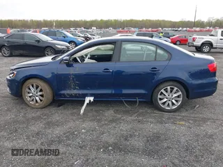 2014 Volkswagen Jetta SE z VIN 3VWD17AJ8EM326015, wystawiony jako IAAI lot #42027359 z przebiegiem 75 436 mil mil oraz . Historia ofert i sprzedaży dostępna na DreamBid. Obrazek 14.
