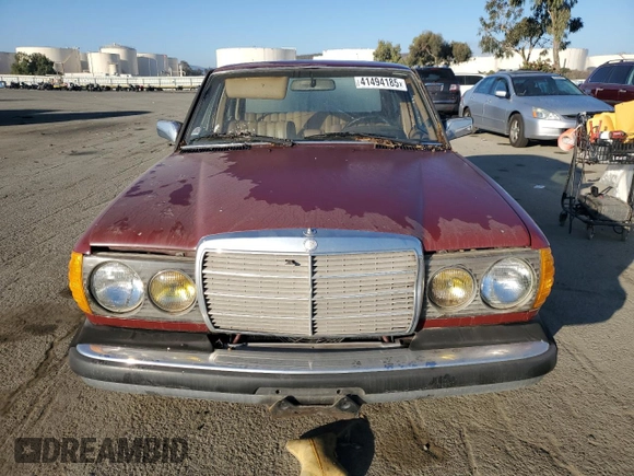 1983 Mercedes-Benz 300 D z VIN WDBAB33A8DB029422, wystawiony jako Copart lot #41494185 z przebiegiem 194 507 mil mil oraz Szkoda całkowita • Salvage title. Historia ofert i sprzedaży dostępna na DreamBid. Obrazek 5.