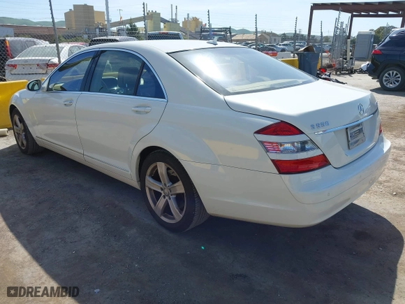 2009 Mercedes-Benz S-Class 5.5L V8 with VIN WDDNG86X29A242256, listed as a IAAI auction lot 42008977 with 195,004 mi miles. Bid and sale history available at carsss.com. Image 3.