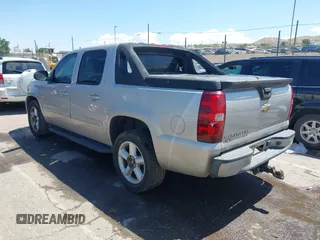 2008 Chevrolet Avalanche LS z VIN 3GNEC12J08G298993, wystawiony jako IAAI lot #42447870 z przebiegiem 178 677 mil mil oraz . Historia ofert i sprzedaży dostępna na DreamBid. Obrazek 3.