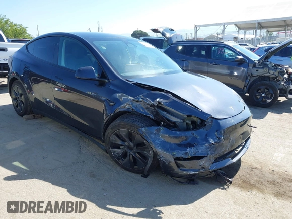 2024 Tesla Model Y z VIN 7SAYGDED4RF115252, wystawiony jako IAAI lot #42302658 z przebiegiem 7 365 mil mil oraz . Historia ofert i sprzedaży dostępna na DreamBid. Obrazek 1.