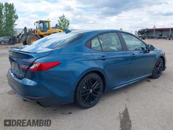 2025 Toyota Camry LE z VIN 4T1DAACK4SU518573, wystawiony jako IAAI lot #42368770 z przebiegiem 30 727 mil mil oraz . Historia ofert i sprzedaży dostępna na DreamBid. Obrazek 4.