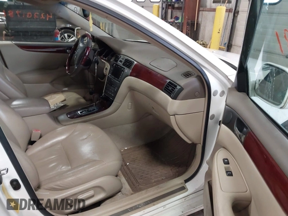 2003 Lexus ES with VIN JTHBF30G036003423, listed as a IAAI auction lot 42201781 with 238,105 mi miles. Bid and sale history available at carsss.com. Image 5.