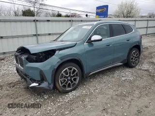 2023 BMW X1 xDrive28i z VIN WBX73EF08P5Y22376, wystawiony jako Copart lot #51129255 z przebiegiem 3601 mil mil oraz Szkody całkowita. Historia ofert i sprzedaży dostępna na DreamBid. Obrazek 1.