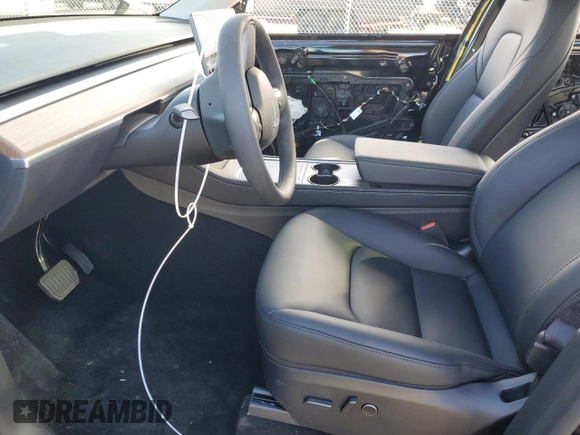 2025 Tesla Model Y Long Range with VIN 7SAYGDEDXSF239628, listed as a Copart auction lot 45468295 with 6,068 mi miles and Salvage Title. Bid and sale history available at DreamBid. Image 7.