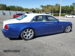 2015 Rolls-Royce Ghost z VIN SCA664S55FUX53413, wystawiony jako Copart lot #50022965 z przebiegiem Nie podano mil oraz Szkody całkowita. Historia ofert i sprzedaży dostępna na DreamBid. Obrazek 3.