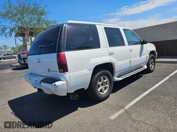 2000 Cadillac Escalade z VIN 1GYEK63R3YR218285, wystawiony jako Copart lot #82063084 z przebiegiem 190 444 mil mil oraz Czysty tytuł • Clean title. Historia ofert i sprzedaży dostępna na DreamBid. Obrazek 4.