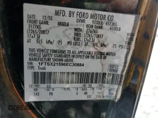 2006 Ford F-250 XL z VIN 1FTSX21596EC30884, wystawiony jako Copart lot #53560955 z przebiegiem 117 331 mil mil oraz Szkoda całkowita • Salvage title. Historia ofert i sprzedaży dostępna na DreamBid. Obrazek 12.
