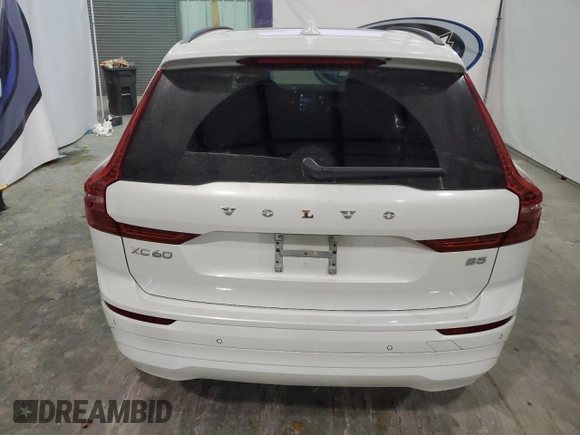 2022 Volvo XC60 Momentum z VIN YV4L12DK3N1033784, wystawiony jako Copart lot #86092324 z przebiegiem 56 299 mil mil oraz Czysty tytuł • Clean title. Historia ofert i sprzedaży dostępna na DreamBid. Obrazek 6.