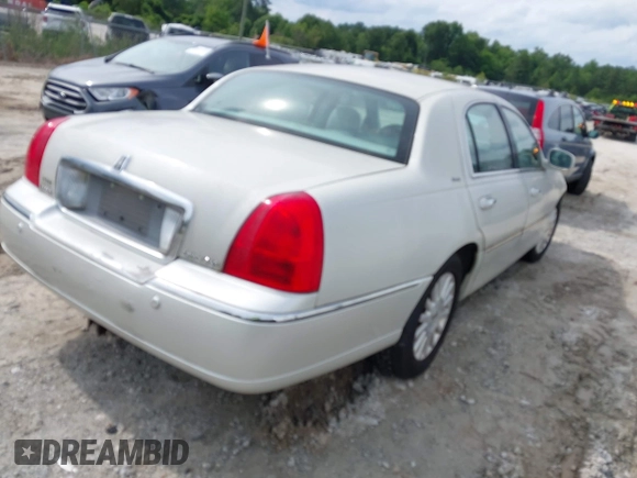 2004 Lincoln Town Car Ultimate z VIN 1LNHM83W64Y683461, wystawiony jako IAAI lot #42393678 z przebiegiem 145 841 mil mil oraz . Historia ofert i sprzedaży dostępna na DreamBid. Obrazek 4.