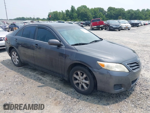 2011 Toyota Camry LE z VIN 4T1BF3EK0BU678810, wystawiony jako IAAI lot #42389108 z przebiegiem 240 908 mil mil oraz . Historia ofert i sprzedaży dostępna na DreamBid. Obrazek 1.